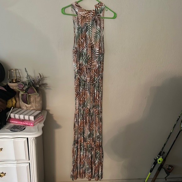 Brown and Green Pleated Sleeveless Tank Top with Scoop Neck - Picture 2 of 3